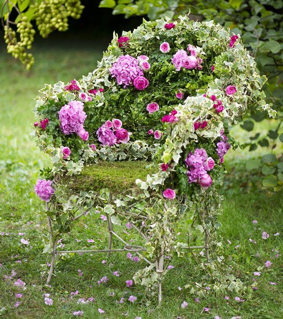 Un fauteuil recouvert de roses